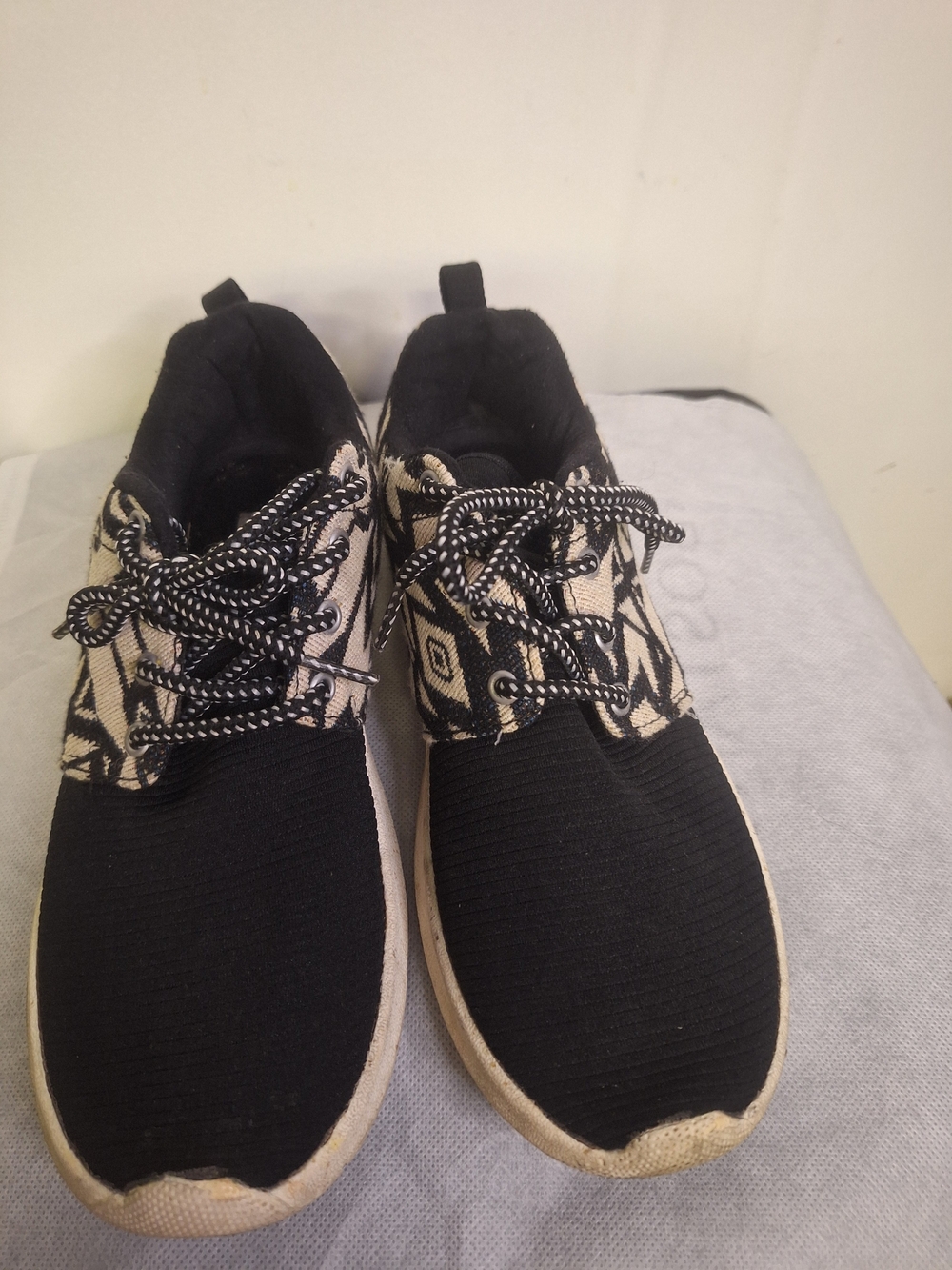 Not Rated Black and Cream Patterned Women’s Sneakers Size 7